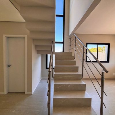 Sobrado Residencial com 153m², 3 quartos, 3 suítes, 2 garagens, no bairro São João Do Rio Vermelho em Florianópolis