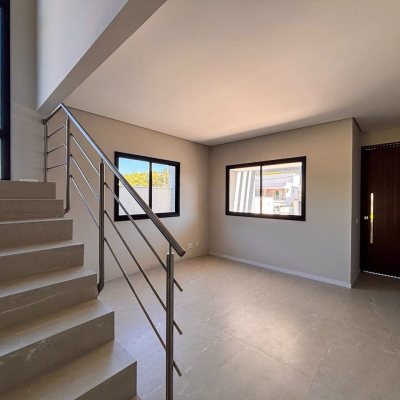 Sobrado Residencial com 153m², 3 quartos, 3 suítes, 2 garagens, no bairro São João Do Rio Vermelho em Florianópolis