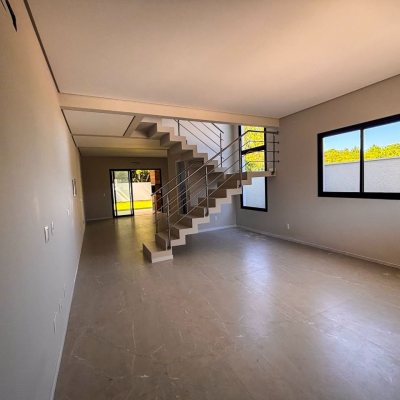 Sobrado Residencial com 153m², 3 quartos, 3 suítes, 2 garagens, no bairro São João Do Rio Vermelho em Florianópolis