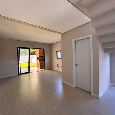 Sobrado Residencial com 153m², 3 quartos, 3 suítes, 2 garagens, no bairro São João Do Rio Vermelho em Florianópolis