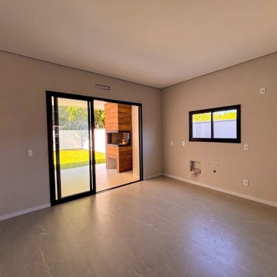 Sobrado Residencial com 153m², 3 quartos, 3 suítes, 2 garagens, no bairro São João Do Rio Vermelho em Florianópolis