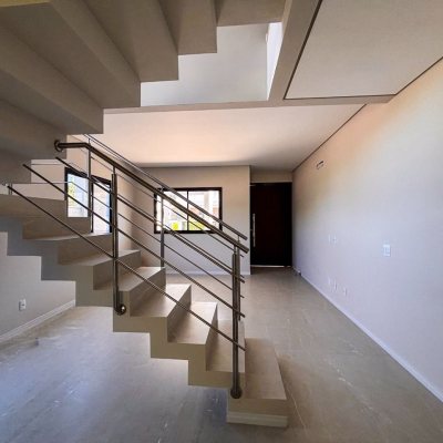 Sobrado Residencial com 153m², 3 quartos, 3 suítes, 2 garagens, no bairro São João Do Rio Vermelho em Florianópolis