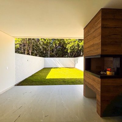 Sobrado Residencial com 153m², 3 quartos, 3 suítes, 2 garagens, no bairro São João Do Rio Vermelho em Florianópolis