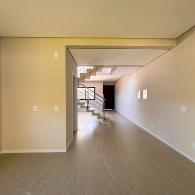 Sobrado Residencial com 153m², 3 quartos, 3 suítes, 2 garagens, no bairro São João Do Rio Vermelho em Florianópolis