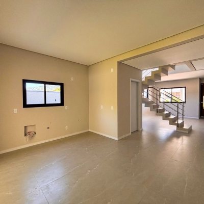 Sobrado Residencial com 153m², 3 quartos, 3 suítes, 2 garagens, no bairro São João Do Rio Vermelho em Florianópolis