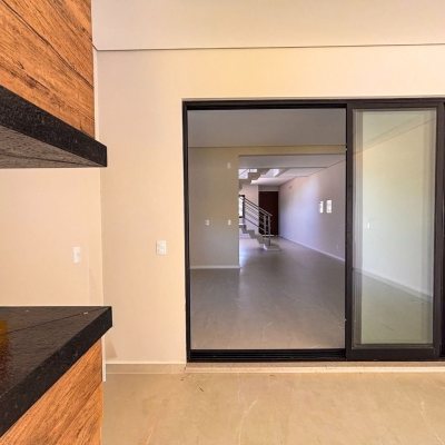 Sobrado Residencial com 153m², 3 quartos, 3 suítes, 2 garagens, no bairro São João Do Rio Vermelho em Florianópolis