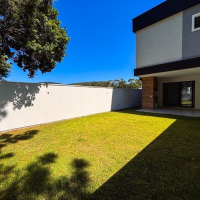 Sobrado Residencial com 153m², 3 quartos, 3 suítes, 2 garagens, no bairro São João Do Rio Vermelho em Florianópolis