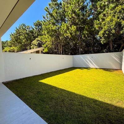 Sobrado Residencial com 153m², 3 quartos, 3 suítes, 2 garagens, no bairro São João Do Rio Vermelho em Florianópolis