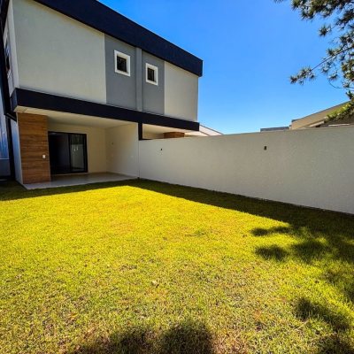 Sobrado Residencial com 153m², 3 quartos, 3 suítes, 2 garagens, no bairro São João Do Rio Vermelho em Florianópolis