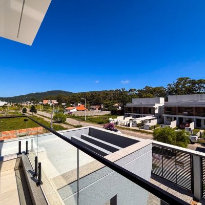 Sobrado Residencial com 153m², 3 quartos, 3 suítes, 2 garagens, no bairro São João Do Rio Vermelho em Florianópolis