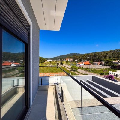 Sobrado Residencial com 153m², 3 quartos, 3 suítes, 2 garagens, no bairro São João Do Rio Vermelho em Florianópolis