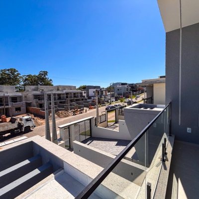 Sobrado Residencial com 153m², 3 quartos, 3 suítes, 2 garagens, no bairro São João Do Rio Vermelho em Florianópolis