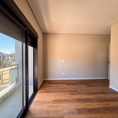 Sobrado Residencial com 153m², 3 quartos, 3 suítes, 2 garagens, no bairro São João Do Rio Vermelho em Florianópolis