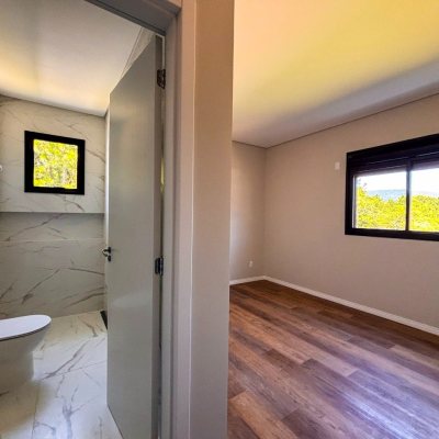 Sobrado Residencial com 153m², 3 quartos, 3 suítes, 2 garagens, no bairro São João Do Rio Vermelho em Florianópolis