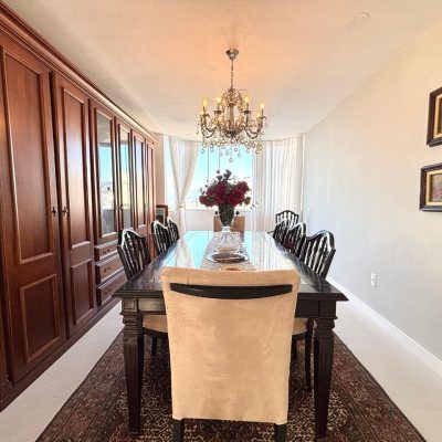 Apartamentos com 202m², 4 quartos (sendo 3 suítes), 2 garagens, no bairro Centro em Florianópolis