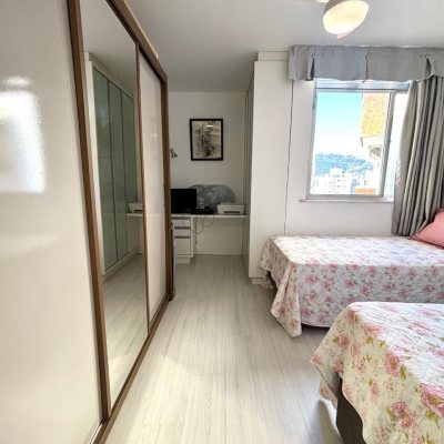 Apartamentos com 202m², 4 quartos (sendo 3 suítes), 2 garagens, no bairro Centro em Florianópolis