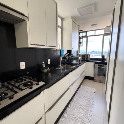 Apartamentos com 202m², 4 quartos (sendo 3 suítes), 2 garagens, no bairro Centro em Florianópolis