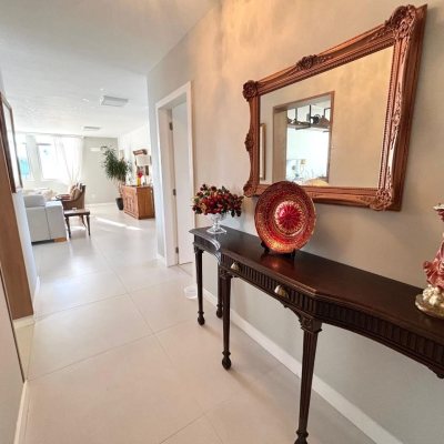 Apartamentos com 202m², 4 quartos (sendo 3 suítes), 2 garagens, no bairro Centro em Florianópolis