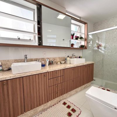Apartamentos com 202m², 4 quartos (sendo 3 suítes), 2 garagens, no bairro Centro em Florianópolis