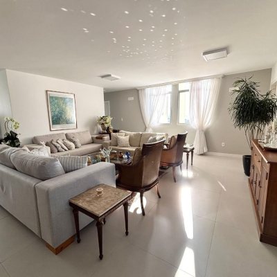 Apartamentos com 202m², 4 quartos (sendo 3 suítes), 2 garagens, no bairro Centro em Florianópolis