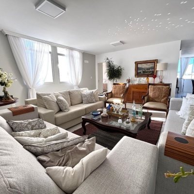 Apartamentos com 202m², 4 quartos (sendo 3 suítes), 2 garagens, no bairro Centro em Florianópolis