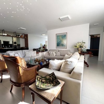 Apartamentos com 202m², 4 quartos (sendo 3 suítes), 2 garagens, no bairro Centro em Florianópolis