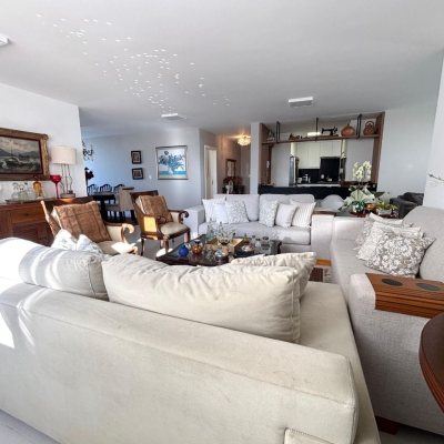 Apartamentos com 202m², 4 quartos (sendo 3 suítes), 2 garagens, no bairro Centro em Florianópolis
