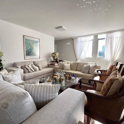 Apartamentos com 202m², 4 quartos (sendo 3 suítes), 2 garagens, no bairro Centro em Florianópolis