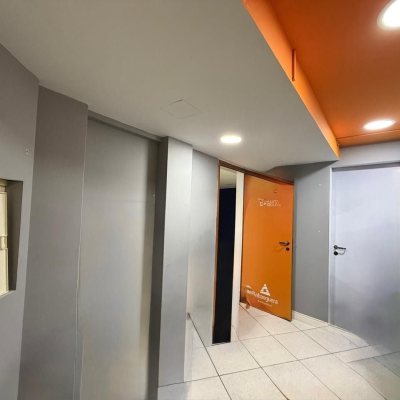 Sala com 531m², 5 garagens, no bairro Centro em Florianópolis