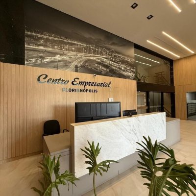 Sala com 531m², 5 garagens, no bairro Centro em Florianópolis