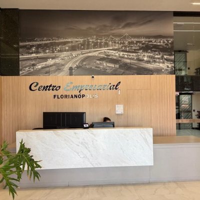 Sala com 531m², 5 garagens, no bairro Centro em Florianópolis