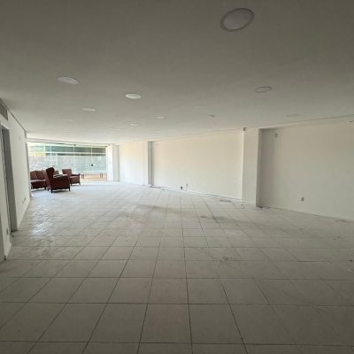 Sala com 531m², 5 garagens, no bairro Centro em Florianópolis