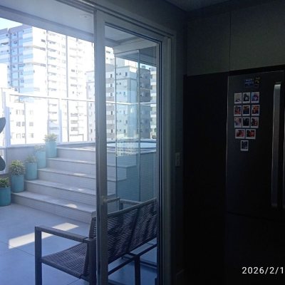 Cobertura com 213m², 3 quartos (sendo 3 suítes), 2 garagens, no bairro Barreiros em São José