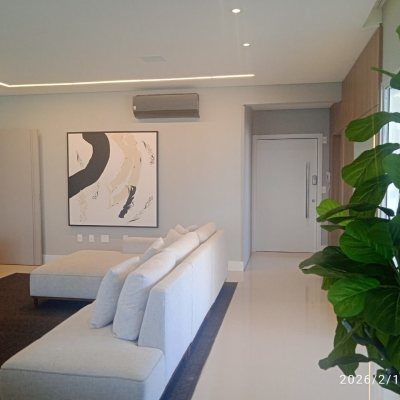 Cobertura com 213m², 3 quartos (sendo 3 suítes), 2 garagens, no bairro Barreiros em São José