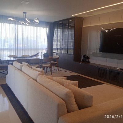 Cobertura com 213m², 3 quartos (sendo 3 suítes), 2 garagens, no bairro Barreiros em São José