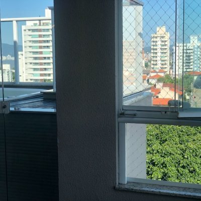 Cobertura com 213m², 3 quartos (sendo 3 suítes), 2 garagens, no bairro Barreiros em São José