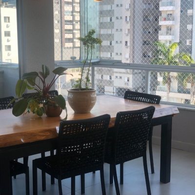 Cobertura com 213m², 3 quartos (sendo 3 suítes), 2 garagens, no bairro Barreiros em São José