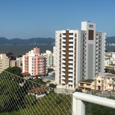 Cobertura com 213m², 3 quartos (sendo 3 suítes), 2 garagens, no bairro Barreiros em São José