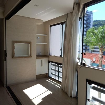 Apartamentos com 110m², 3 quartos, 1 suíte, 2 garagens, no bairro Centro em Florianópolis