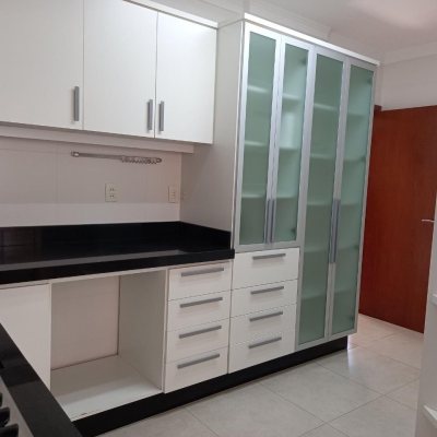 Apartamentos com 110m², 3 quartos, 1 suíte, 2 garagens, no bairro Centro em Florianópolis