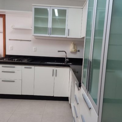 Apartamentos com 110m², 3 quartos, 1 suíte, 2 garagens, no bairro Centro em Florianópolis