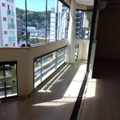 Apartamentos com 110m², 3 quartos, 1 suíte, 2 garagens, no bairro Centro em Florianópolis