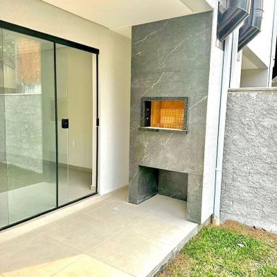 Casa Residencial com 117m², 2 quartos, 2 suítes, 2 garagens, no bairro São João Do Rio Vermelho em Florianópolis