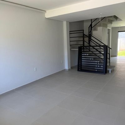 Casa Residencial com 117m², 2 quartos, 2 suítes, 2 garagens, no bairro São João Do Rio Vermelho em Florianópolis
