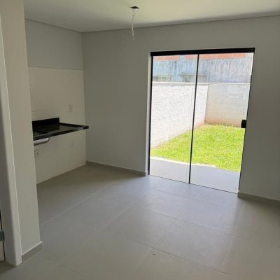 Casa Residencial com 117m², 2 quartos, 2 suítes, 2 garagens, no bairro São João Do Rio Vermelho em Florianópolis