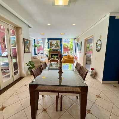 Casa Residencial com 378m², 4 quartos (sendo 3 suítes), 3 garagens, no bairro Lagoa Da Conceição em Florianópolis