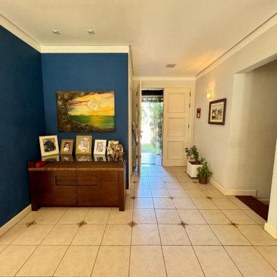 Casa Residencial com 378m², 4 quartos (sendo 3 suítes), 3 garagens, no bairro Lagoa Da Conceição em Florianópolis