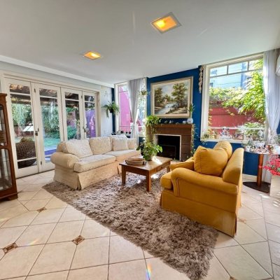 Casa Residencial com 378m², 4 quartos (sendo 3 suítes), 3 garagens, no bairro Lagoa Da Conceição em Florianópolis
