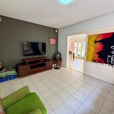 Casa Residencial com 378m², 4 quartos (sendo 3 suítes), 3 garagens, no bairro Lagoa Da Conceição em Florianópolis