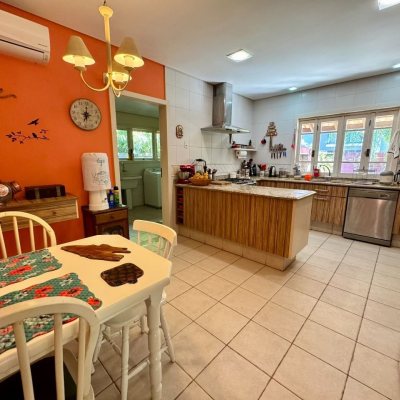 Casa Residencial com 378m², 4 quartos (sendo 3 suítes), 3 garagens, no bairro Lagoa Da Conceição em Florianópolis